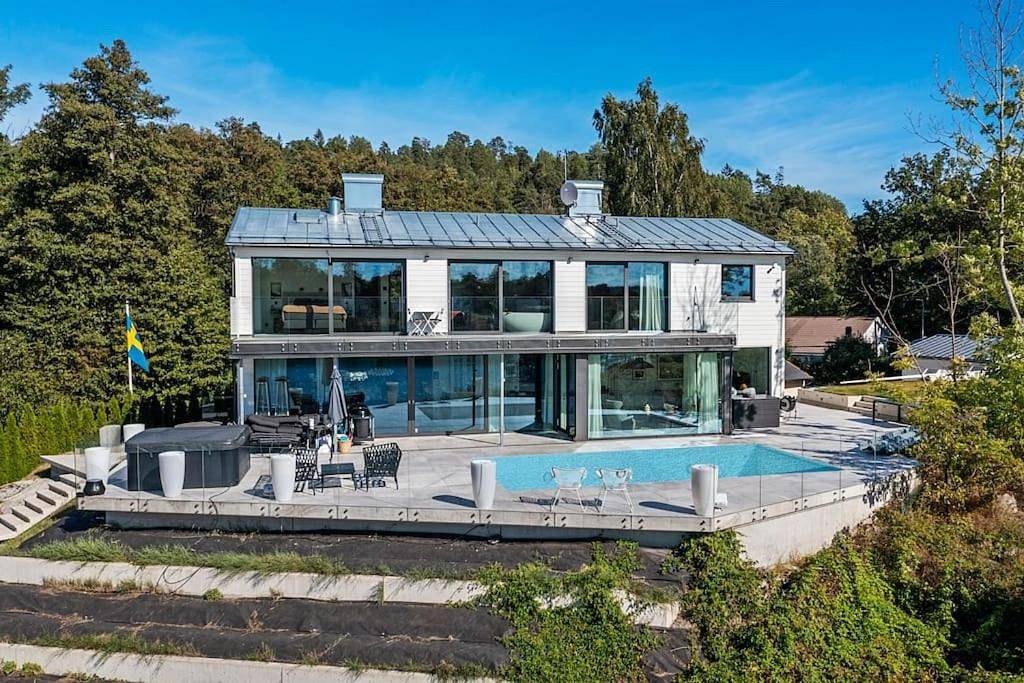 Lyxig villa i Solsidan in Nacka, Svenska Östersjön
