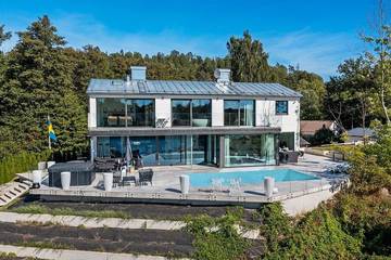 Villa für 11 Personen, mit Pool und Garten sowie Ausblick und Seeblick in Schweden