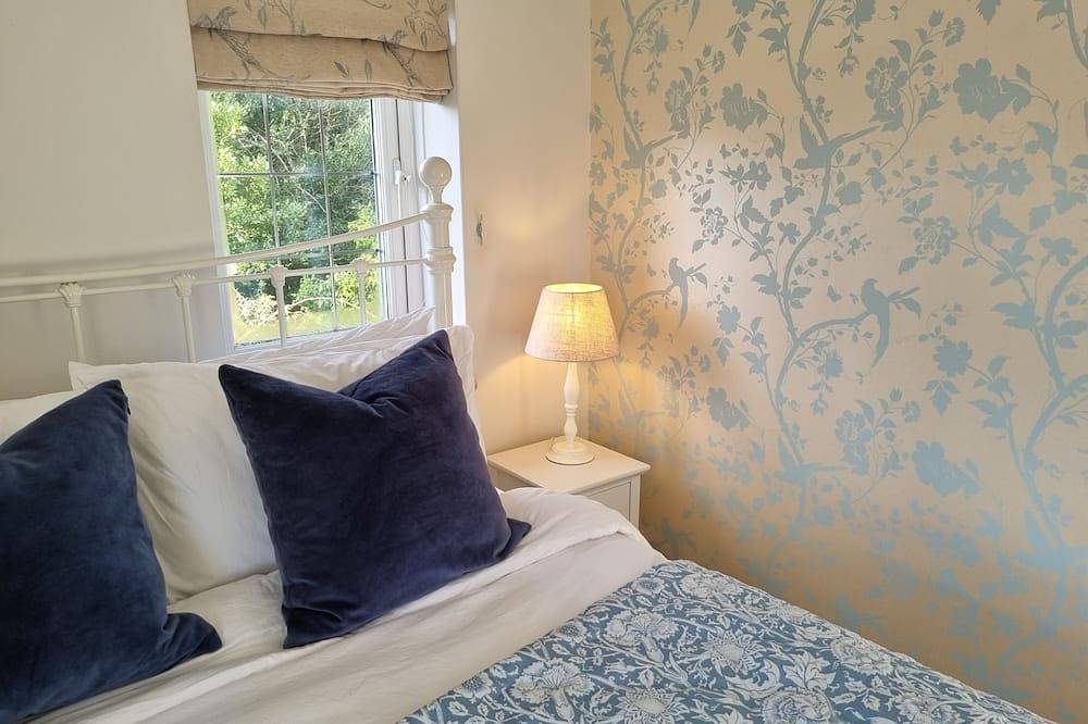 5 Star, Cosy, characterful thatch cottage in a designated area of natural beauty in Brighstone, Isla de Wight