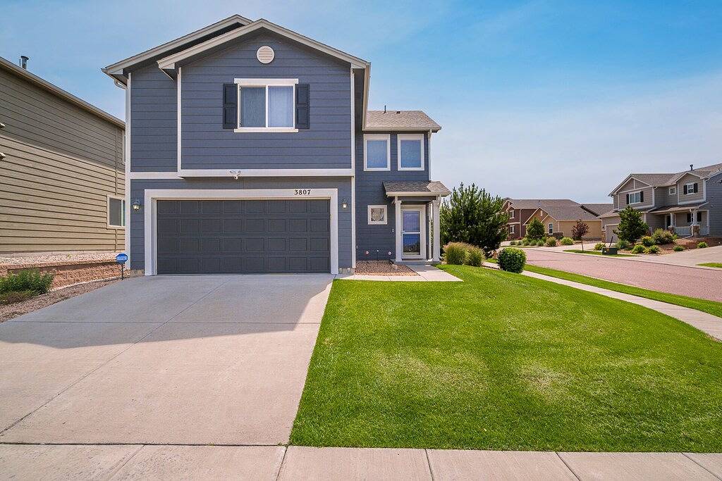 Colorful Co Spgs-Midterm Rental Length, Mt Views, Self Check-In, Parking & More! in Colorado Springs, El Paso County (CO)