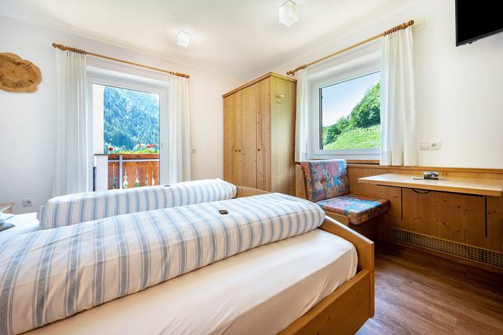 Entire studio, Studio Apartment "Talblick 2" with Mountain View, Garden and Wi-Fi in Sankt Peter Tal, Lajen