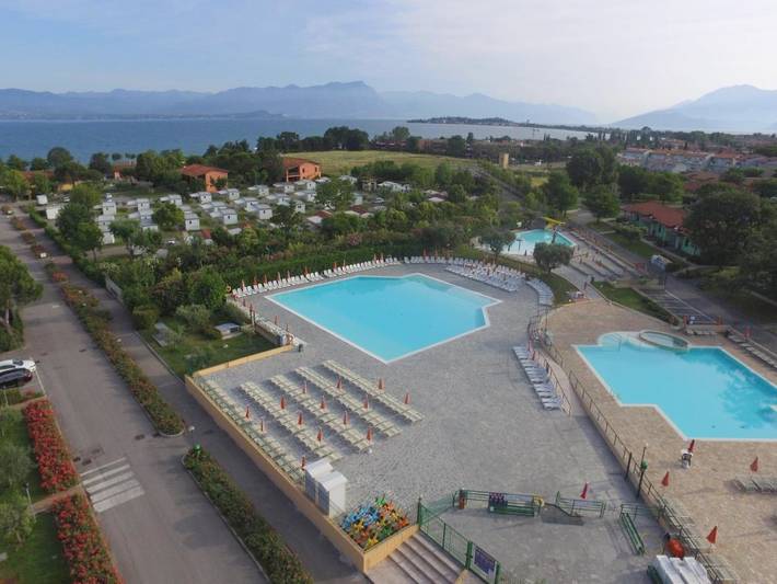 Villaggio vacanza per 6 persone, con piscina per bambini e idromassaggio nonché giardino in Desenzano del Garda