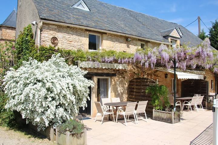 Gîte pour 6 personnes, avec terrasse ainsi que jardin et piscine, animaux acceptés