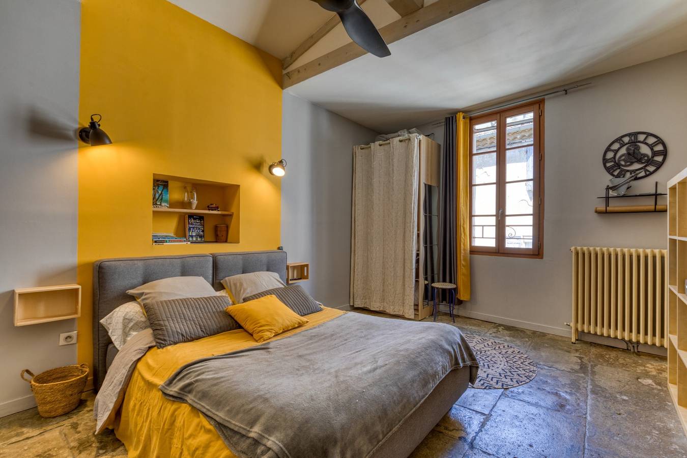 Chambre d'hôtes « Porte Saint-Louis - Pélerins » avec piscine, terrasse et Wi-Fi partagés in Vauvert, Région de Nîmes