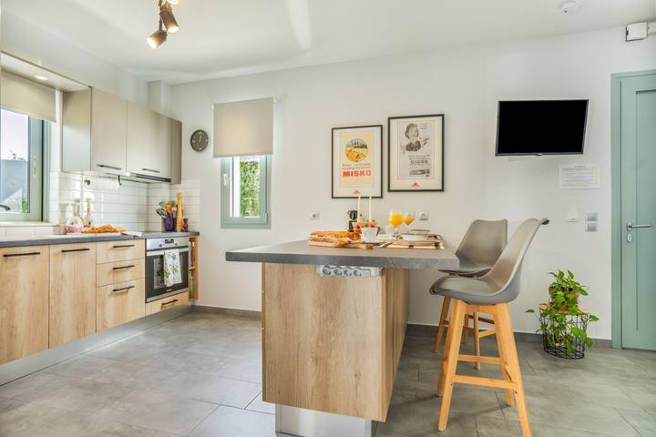 Hel lägenhet, Rose Garden Home Apartment with Balcony, Wi-Fi, and Air Conditioning in Kefalinia