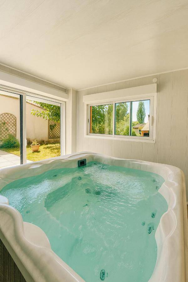Location de vacances pour 10 personnes, avec jacuzzi ainsi que sauna et jardin, adapté aux familles à Lafrançaise