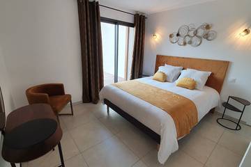 Villa pour 8 Personnes dans Cala Rossa, Lecci, Photo 1