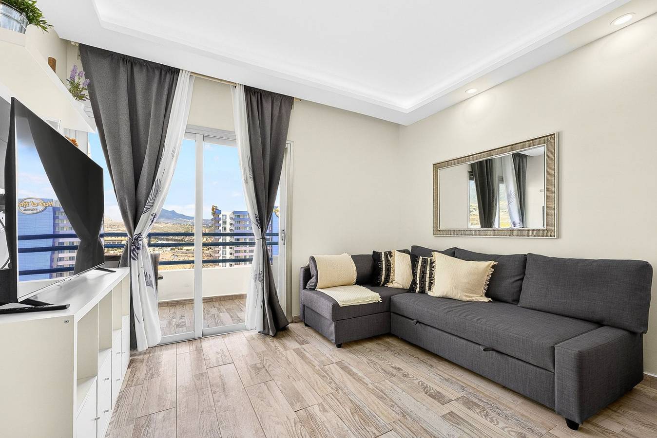 Apartamento entero, Oceanview Paradise 2Br: High-Speed Wifi & Office  | Walk to Beach & Restaurants | Costa Adeje in Moncloa-Aravaca, Madrid