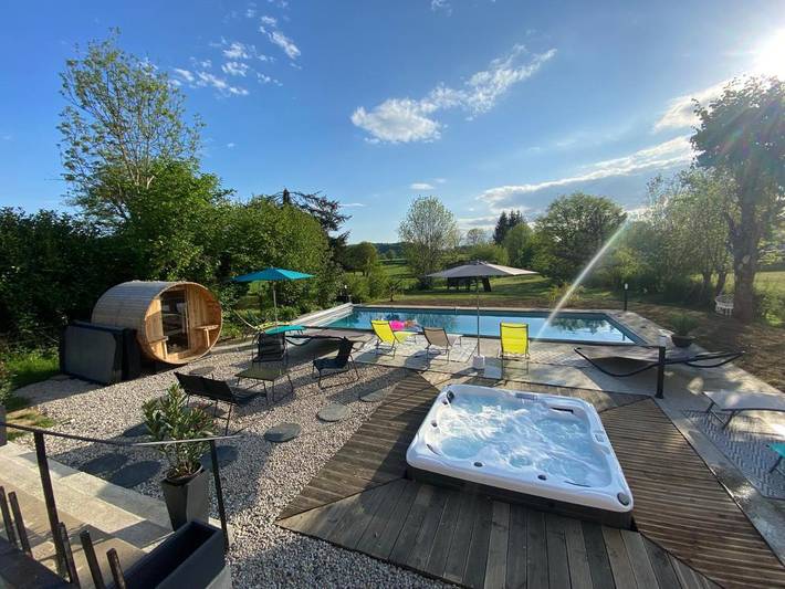 Location de vacances pour 14 personnes, avec Jacuzzi et Terrasse ainsi que Jardin et Piscine à Champagnac
