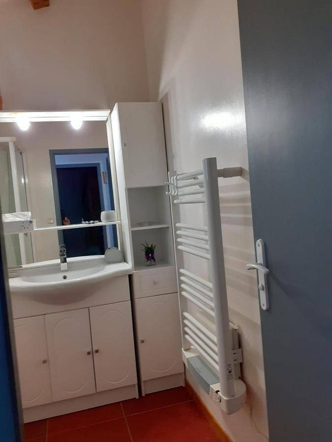 Chambre d’hôte pour 4 personnes, avec balcon et piscine ainsi que vue et jardin