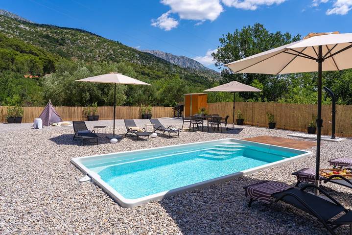 Villa Three Olives: A Perfect Family Retreat near Omis in Naklice, Split-Dalmatien