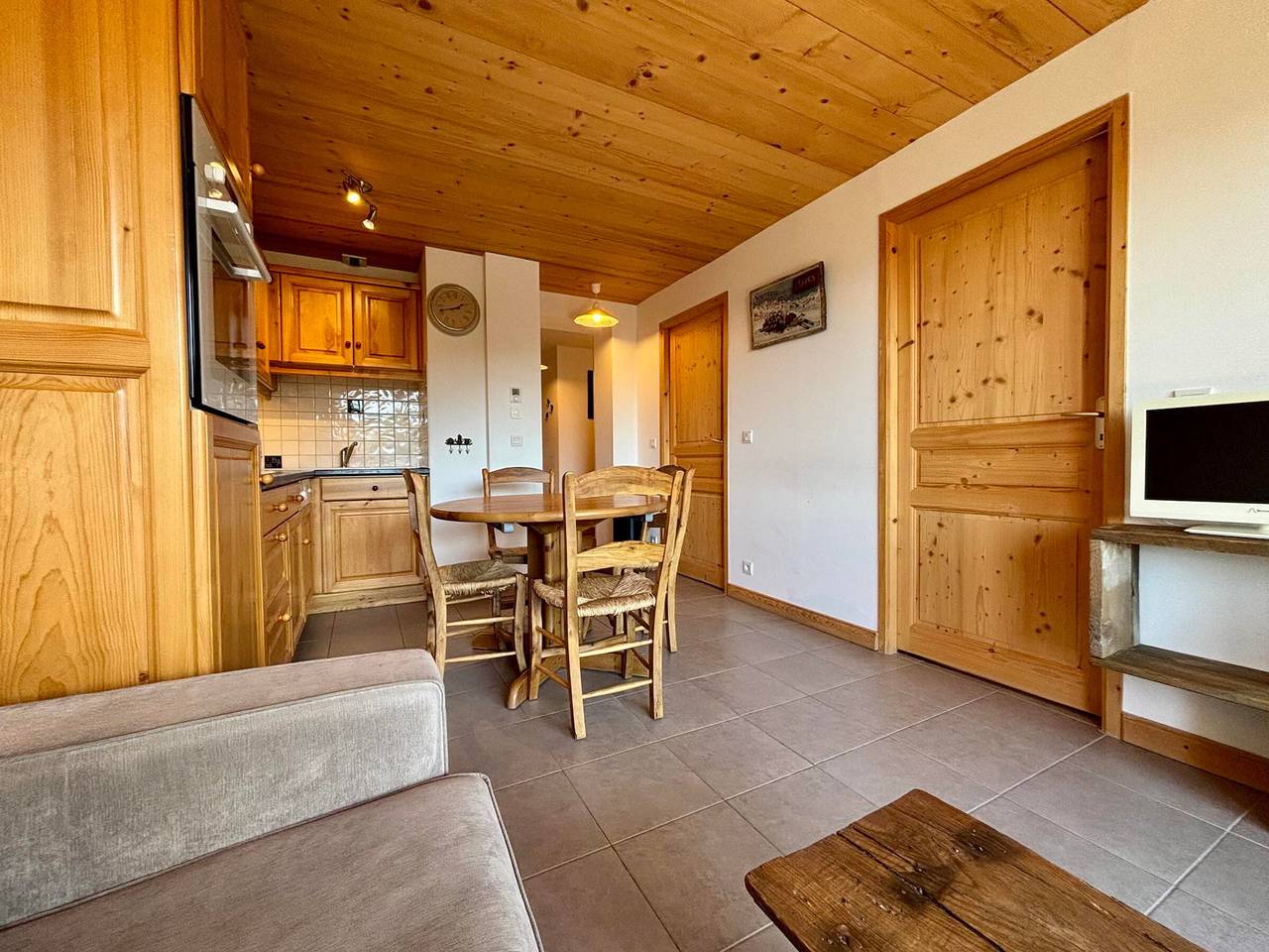 Ganze Wohnung, Charmantes Apartment mit Blick auf Mont Charvin und Parkplatz in Notre-Dame-de-Bellecombe, Albertville und Umgebung