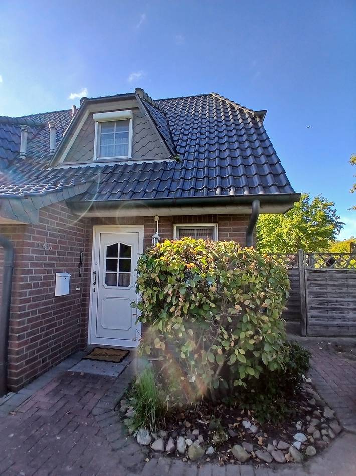 Holiday Home 'Ferienhaushälfte Hahn' with Private Terrace, Shared Garden and Wi-Fi in Otterndorf, Cuxland