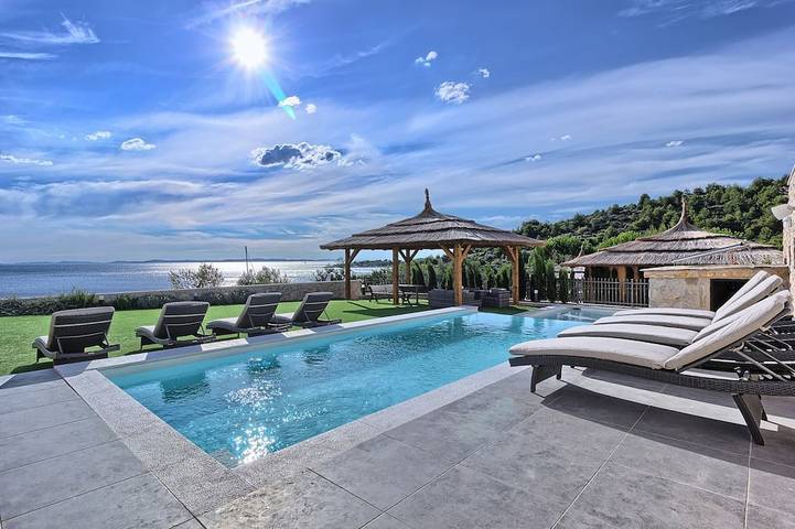 Villa for 12 people, with sauna and garden in Tisno