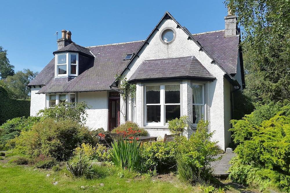 Fabulous house with sun-doors and patio - Large mature garden. Mountain views. in Braemar, Cairngorms National Park