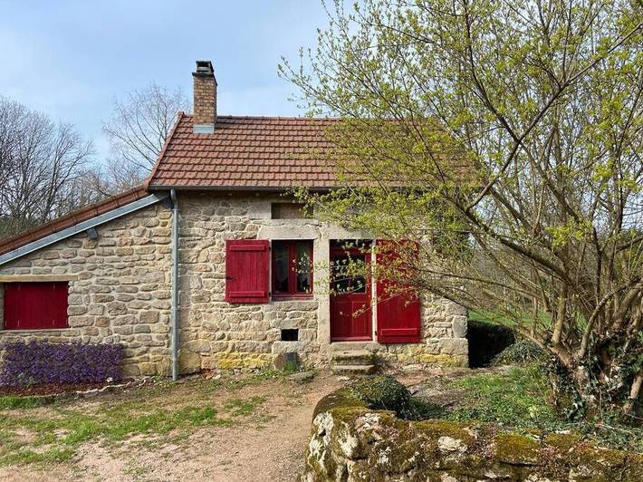 Location de vacances pour 2 personnes, avec Terrasse ainsi que Jardin et Vue à Quarré-les-Tombes