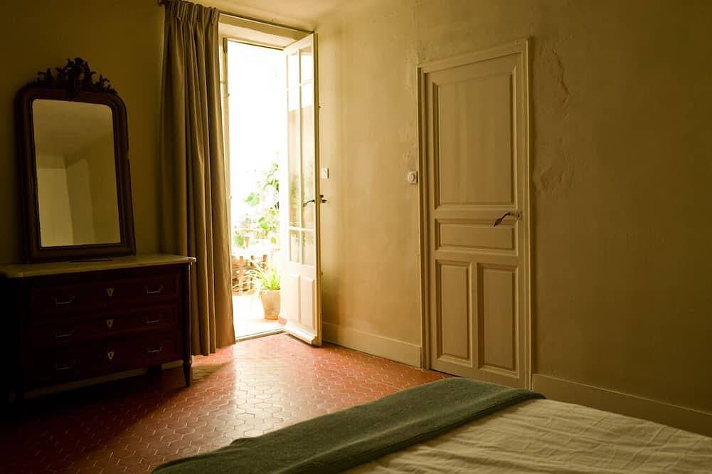 Entire apartment, In the village in Besse-sur-Issole, Brignoles region