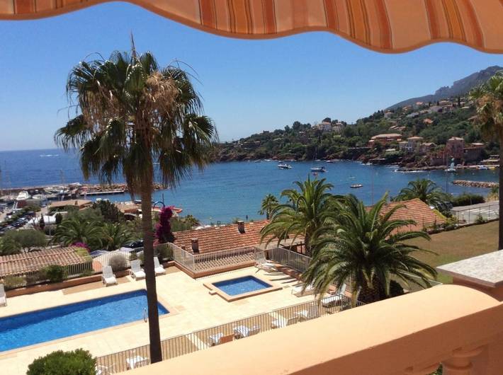 Appartement de vacances pour 4 personnes, avec piscine et jardin ainsi que bassin pour enfant et vue
