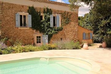 Location de vacances pour 8 personnes, avec terrasse et jardin à Barjols