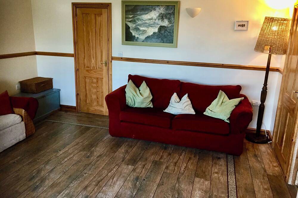 Entire apartment, Rustic Apartment with Sea views, and a short walk to the beach. in Freshwater East, Pembrokeshire