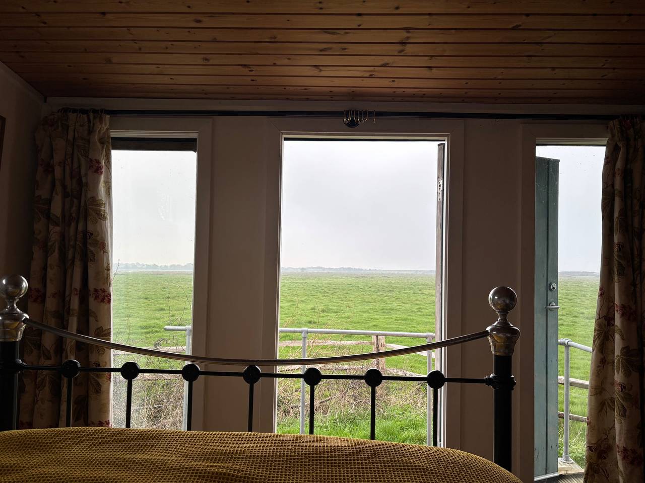 Swedish Rustic Cabin perfect for bird watching in Southbourne, West Sussex