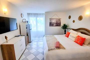 Gîte pour 2 personnes, avec terrasse ainsi que jardin et piscine dans Nettlé Bay