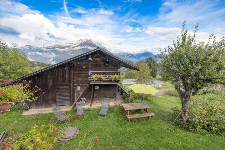 Apartamento entero, Apartamento 'La Charbonnière 2' con vistas a la montaña, terraza privada y Wi-Fi in Cordón, Pays du Mont-Blanc