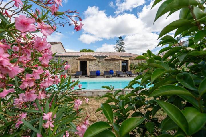 Location de vacances pour 2 personnes, avec jardin et piscine ainsi que vue et terrasse à Vérac - 2
