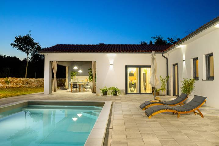 Ferienhaus für 6 Personen, mit Terrasse und Garten sowie Pool in Štokovci