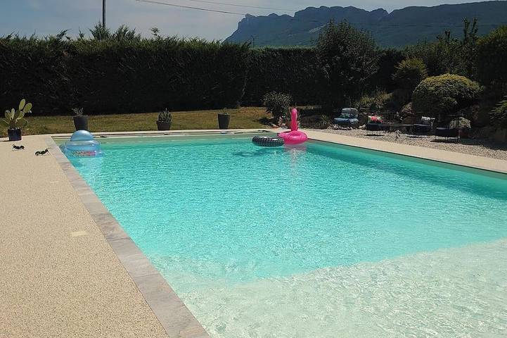 Location de vacances pour 4 personnes, avec Terrasse ainsi que Jardin et Piscine à Piégros-la-Clastre