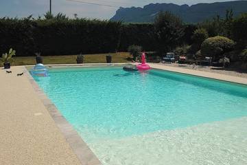 Location de vacances pour 4 personnes, avec terrasse ainsi que piscine et jardin à Piégros-la-Clastre