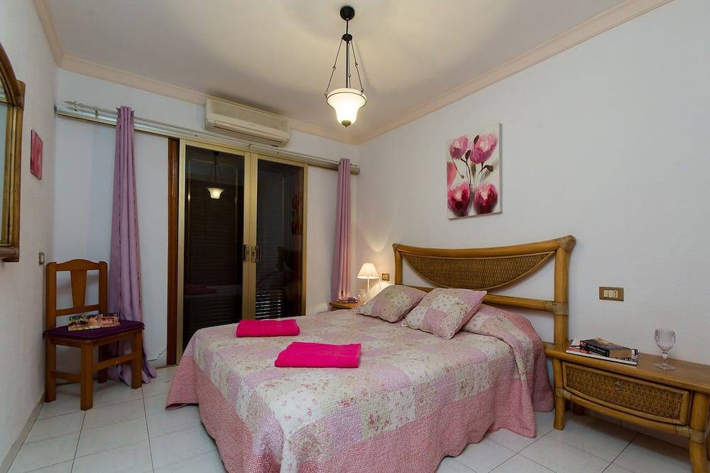Villa Americas. Beautiful 6 Bedroom Villa. Private Heated Pool in Playa de las Américas, Arona