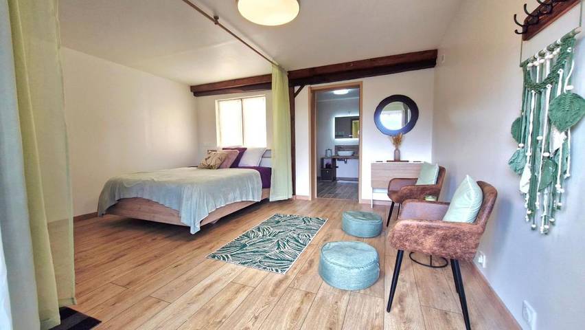 Chambre d’hôte pour 2 personnes, avec Terrasse et Jacuzzi ainsi que Jardin et Vue à Magny-Lormes