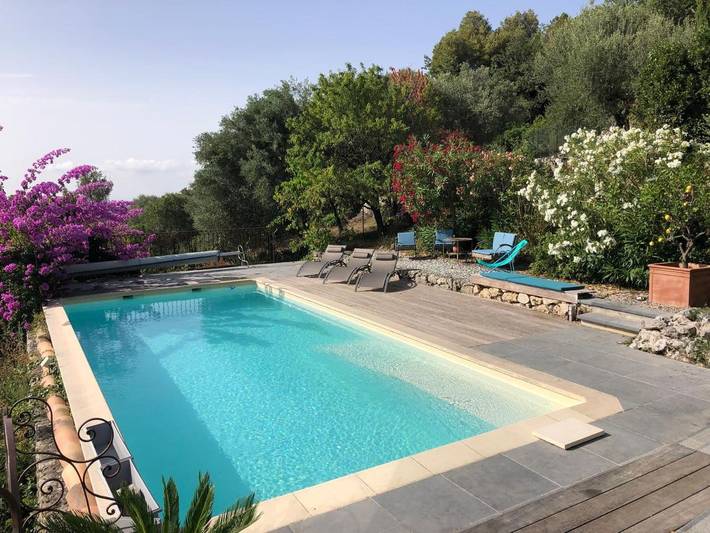 Appartement de vacances pour 4 personnes, avec piscine et jardin ainsi que terrasse et vue