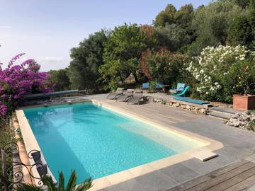 Gîte pour 4 personnes, avec terrasse et vue ainsi que jardin et piscine à Carros