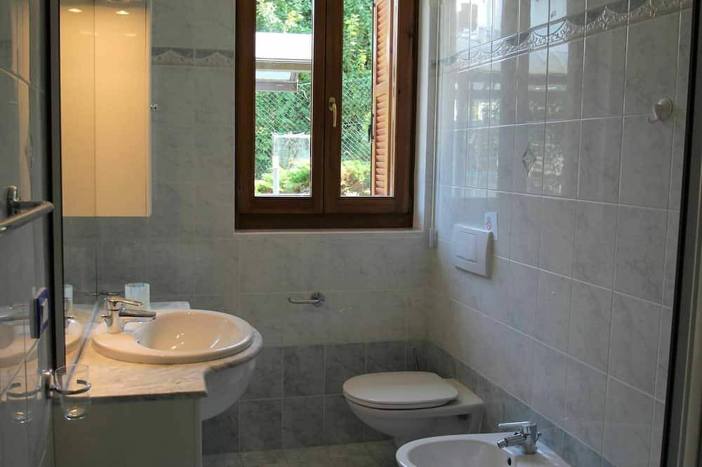 Apartamento entero, Bonito apartamento para 2 personas con piscina, Wifi, Tv y terraza in Luino, Comune di Luino