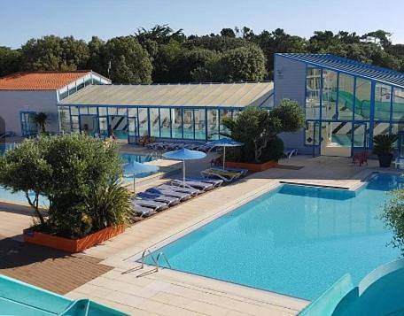Camping pour 4 personnes, avec terrasse et piscine