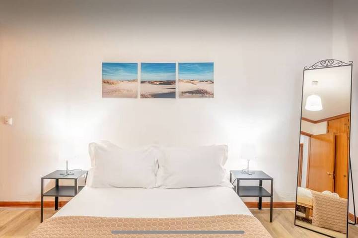 Appartement entier, Sunny Cascais Apartment 5min stroll to the Beach in Cascais e Estoril, Costa de Lisboa