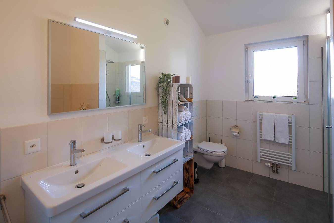 Ganze Wohnung, Moderne und gemütliche 5 Zimmer Dachwohnung mit überwältigender Aussicht in Triesenberg, Rätikon Gebirgsgruppe