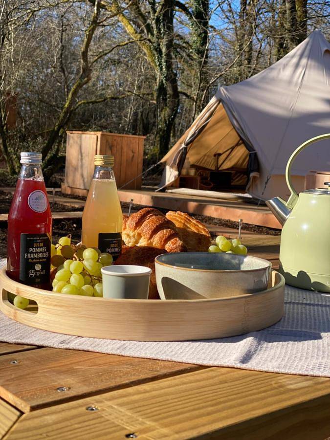 Tente pour 2 personnes, avec Terrasse et Jacuzzi ainsi que Jardin et Vue sur le lac