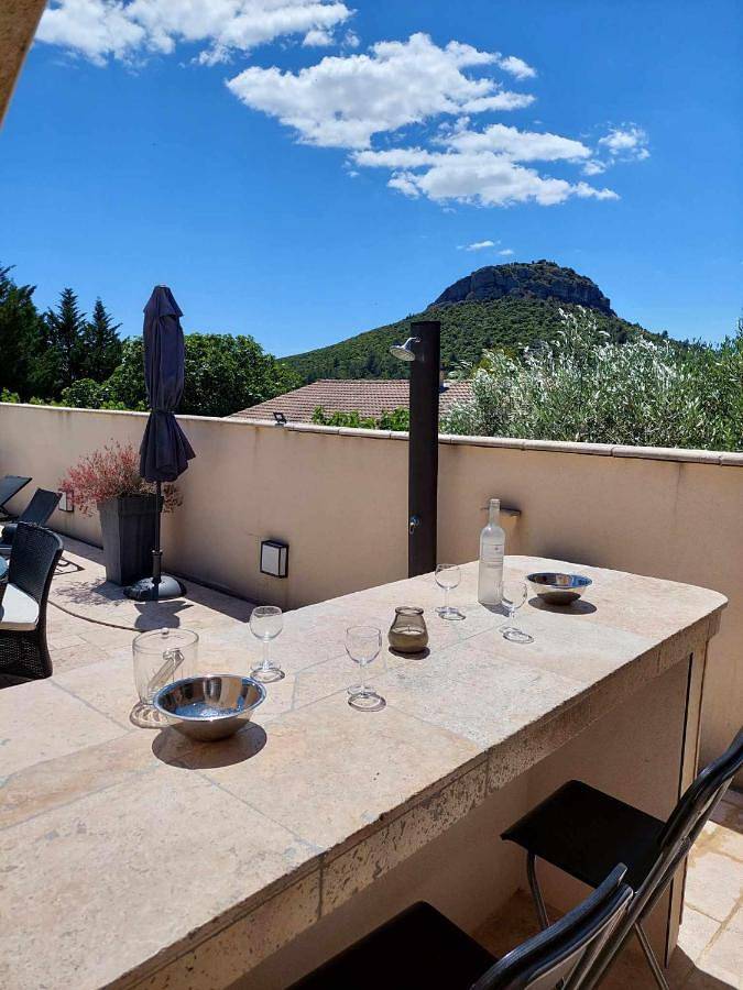 Location de vacances pour 8 personnes, avec vue ainsi que piscine et terrasse à Rousson - 2