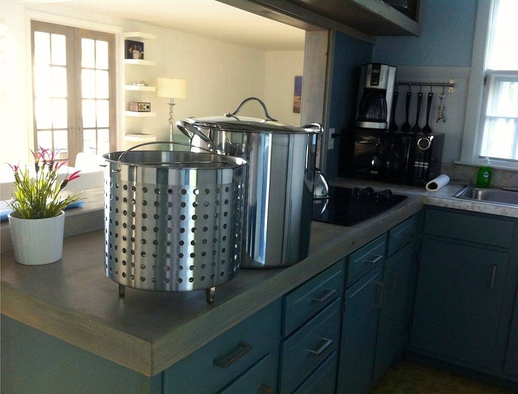 Cape-Code Waterfront Cottage in Dennis Port, Dennis