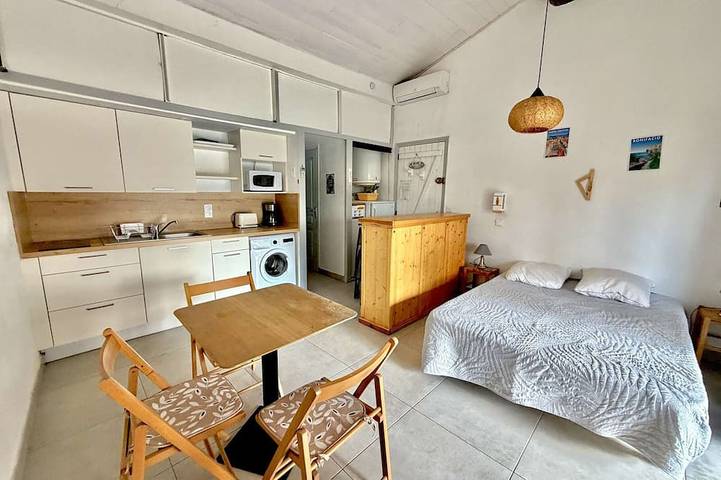 Appartamento intero, Cozy Villa with Terrace, 200m from Santa-Giulia Beach, A/C, Private Parking in Santa Giulia, Porto Vecchio