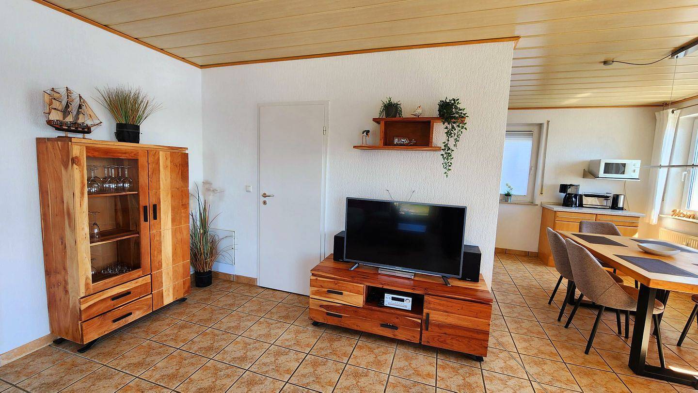 Ganze Wohnung, Diese geräumige, gepflegte 3-Zimmer-Wohnung in der 1. Etage mit Balkon und traumhaftem Blick über den Binnensee ist aufgeteilt in Wohnbereich mit gemütlicher Eckcouch, Sessel und Couchtisch. in Steinwarder, Heiligenhafen