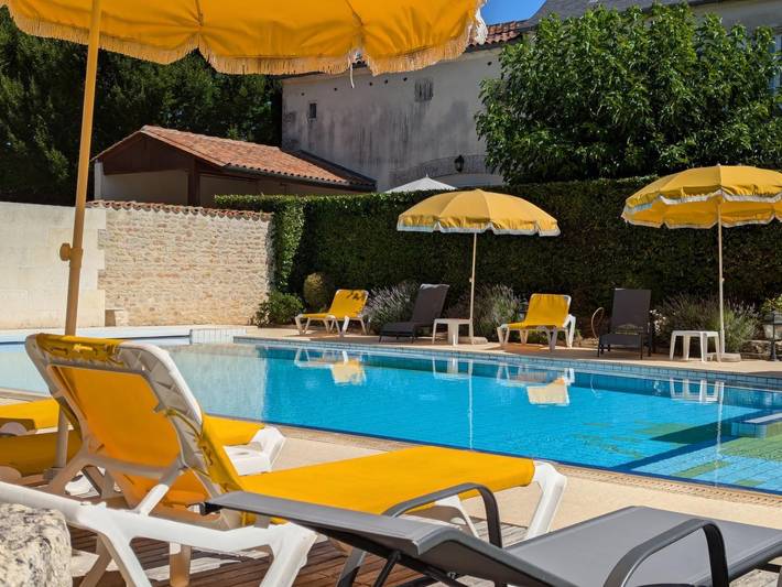 Gîte pour 4 personnes, avec piscine ainsi que terrasse et jardin à Saint-Cybardeaux