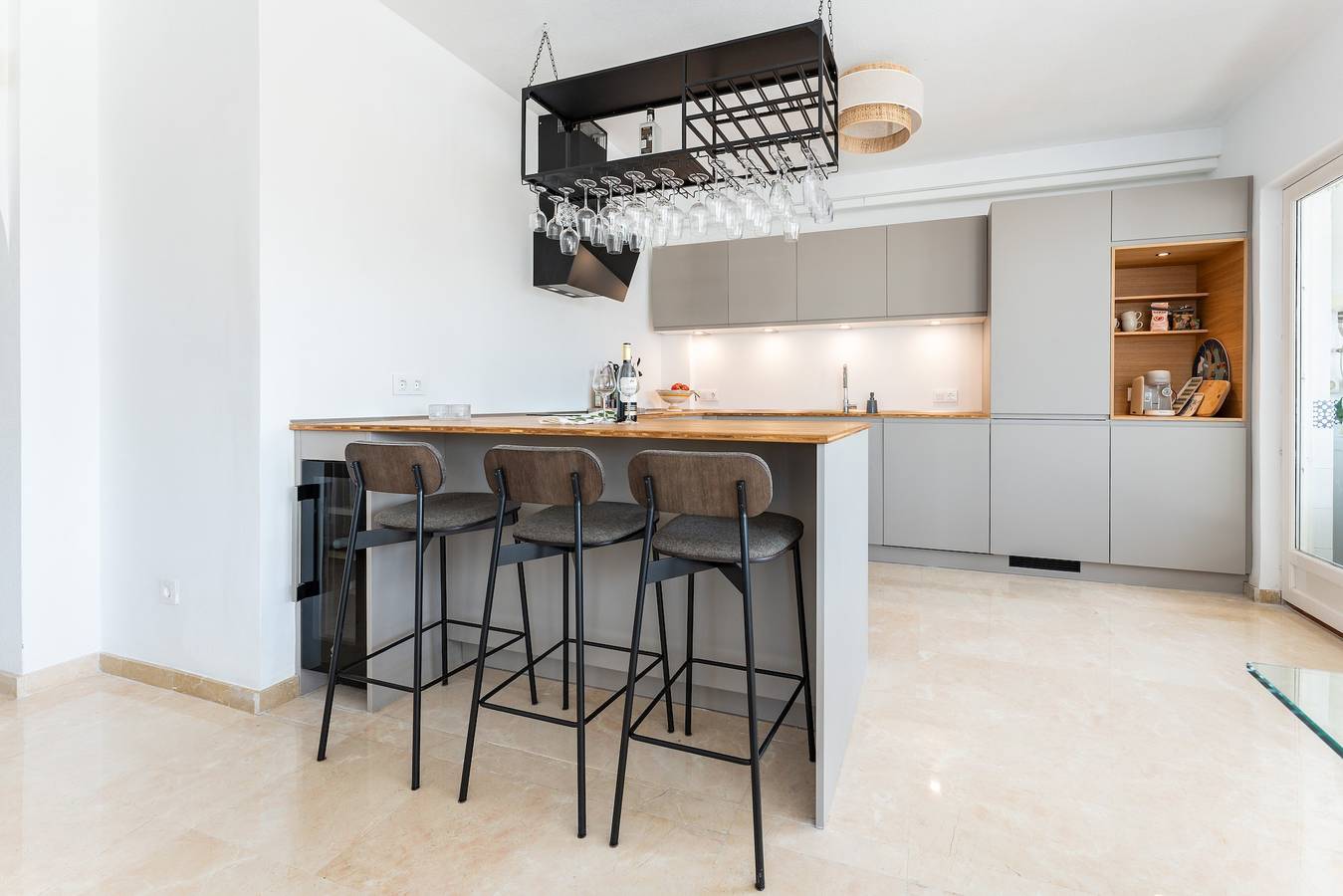 Apartamento entero, Apartamento 'Tres Coronas' con vistas a la montaña, piscina compartida y Wi-Fi in Fuengirola Centre, Fuengirola