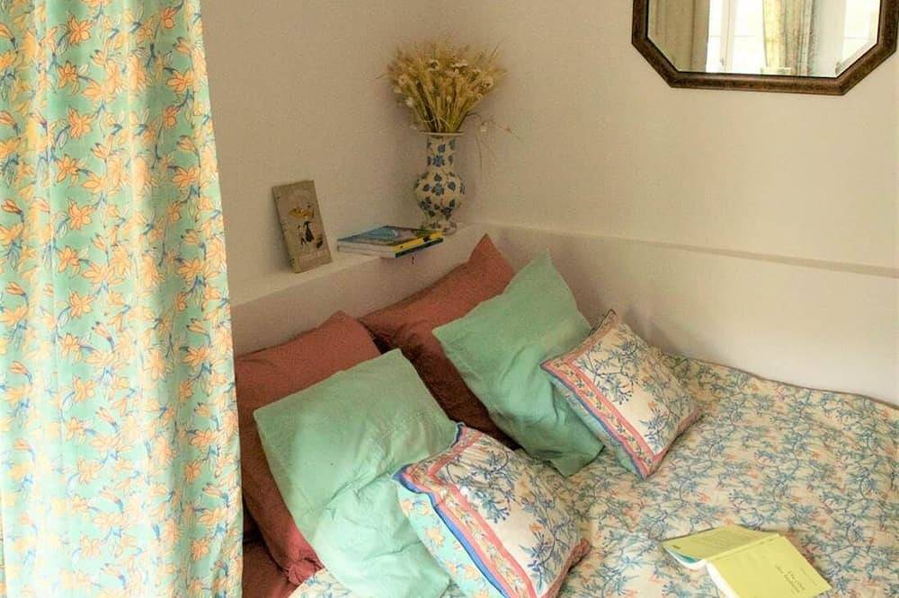 Apartamento entero, Beautiful studio with garden in a large, renovated townhouse from 2021. in Sainte-Famille-en-Auge, Region de Lisieux