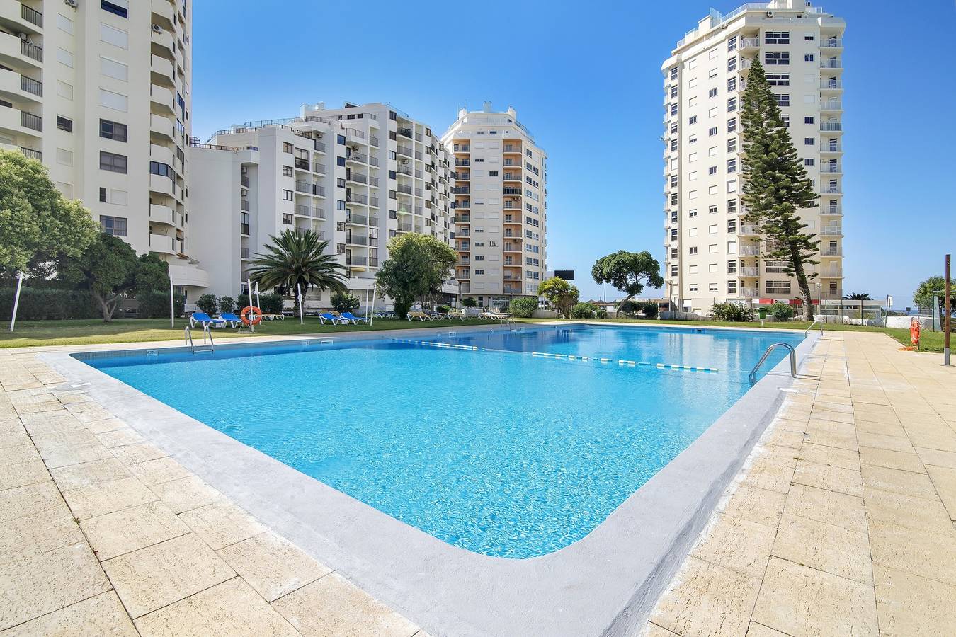 Apartamento entero, Apartamento Nau Bérrio 3ºd - Vistas al mar, piscina, aire acondicionado y Wi-Fi in Armação de Pêra (costa), Armação de Pera