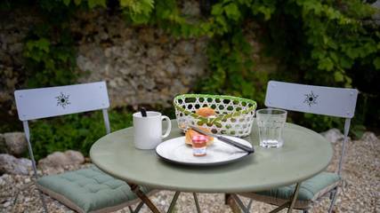 Gîte pour 4 personnes, avec vue ainsi que jardin et piscine à Saint-Just-Luzac