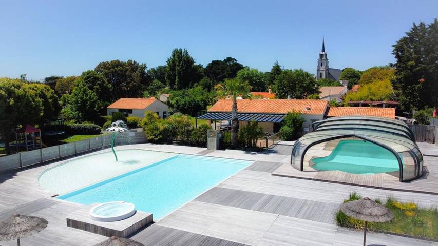 Camping pour 5 personnes, avec Terrasse et Jacuzzi ainsi que Jardin et Bassin pour enfant
